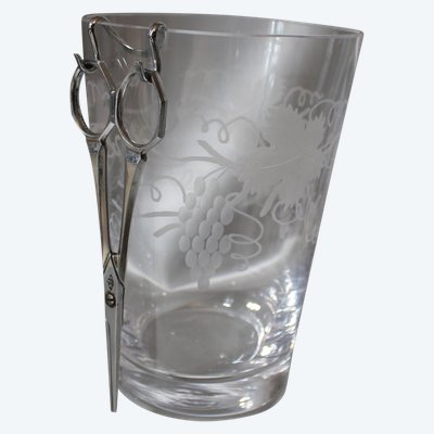 Engraved glass grape bucket complete with scissors