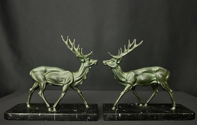 Paire de serre-livres Art Déco – Cerfs en régule à patine vert antique – Socles en marbre noir