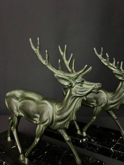 Paire de serre-livres Art Déco – Cerfs en régule à patine vert antique – Socles en marbre noir