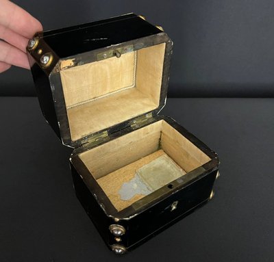 Boîte à bijoux Napoléon III – laiton noirci et décor de cabochons métalliques