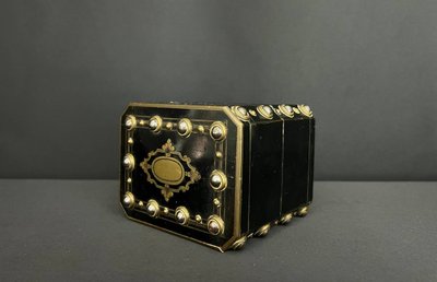 Boîte à bijoux Napoléon III – laiton noirci et décor de cabochons métalliques