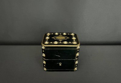 Boîte à bijoux Napoléon III – laiton noirci et décor de cabochons métalliques