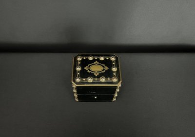Boîte à bijoux Napoléon III – laiton noirci et décor de cabochons métalliques