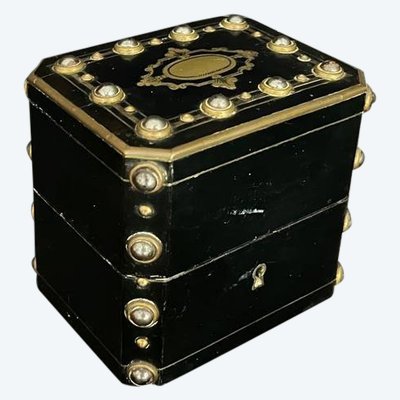 Boîte à bijoux Napoléon III – laiton noirci et décor de cabochons métalliques