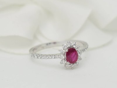 Anello Margherita in oro bianco, rubini e diamanti 0,45 carati