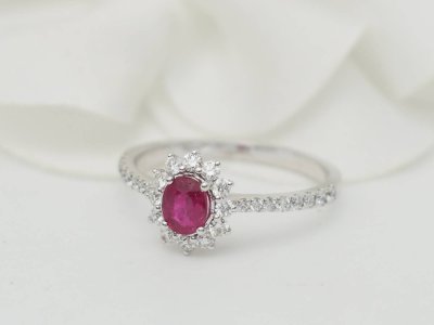 Anello Margherita in oro bianco, rubini e diamanti 0,45 carati