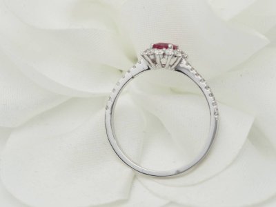 Anello Margherita in oro bianco, rubini e diamanti 0,45 carati