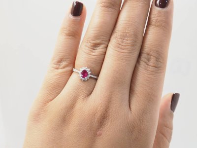 Anello Margherita in oro bianco, rubini e diamanti 0,45 carati