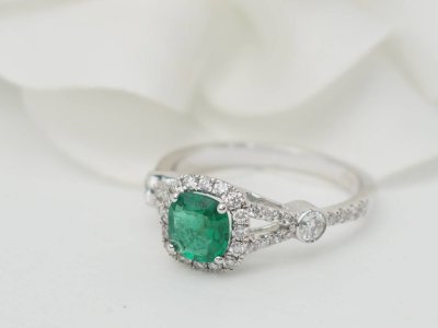 Anello in oro bianco, smeraldo da 0,61 carati e diamanti