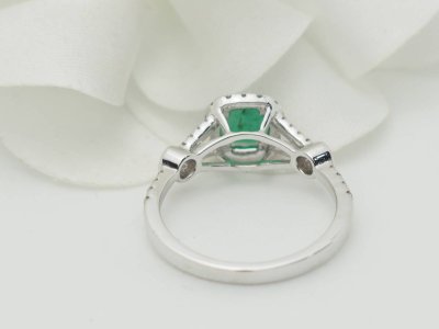 Anello in oro bianco, smeraldo da 0,61 carati e diamanti