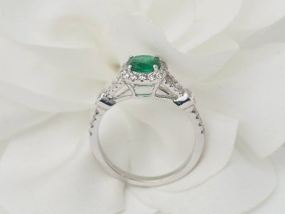Anello in oro bianco, smeraldo da 0,61 carati e diamanti