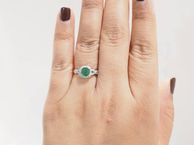 Anello in oro bianco, smeraldo da 0,61 carati e diamanti