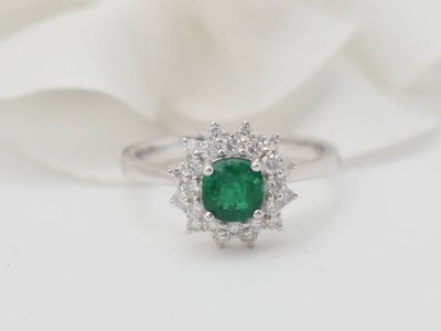 Ring mit doppelter Umrandung aus Weißgold, Smaragd 0,64ct und Diamanten