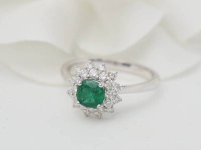 Ring mit doppelter Umrandung aus Weißgold, Smaragd 0,64ct und Diamanten