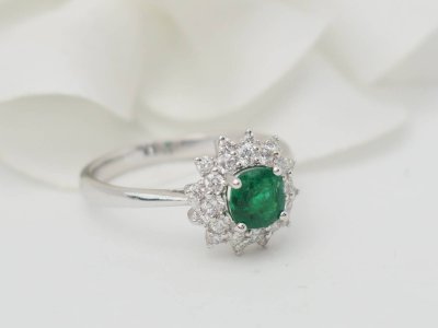 Ring mit doppelter Umrandung aus Weißgold, Smaragd 0,64ct und Diamanten