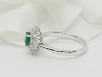 Ring mit doppelter Umrandung aus Weißgold, Smaragd 0,64ct und Diamanten