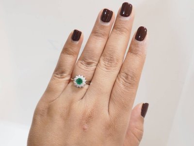 Ring mit doppelter Umrandung aus Weißgold, Smaragd 0,64ct und Diamanten
