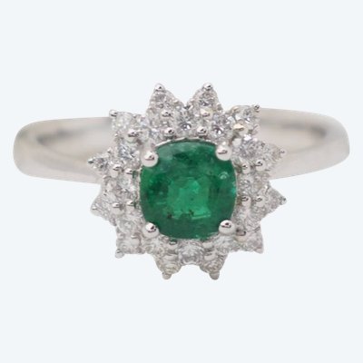 Ring mit doppelter Umrandung aus Weißgold, Smaragd 0,64ct und Diamanten