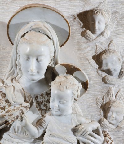 Scultore del XIX secolo, "Madonna con il Bambino e teste di cherubini"