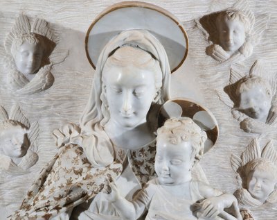 Scultore del XIX secolo, "Madonna con il Bambino e teste di cherubini"