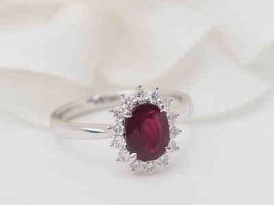 Ring aus Weißgold, Rubin 0,95ct und Diamanten