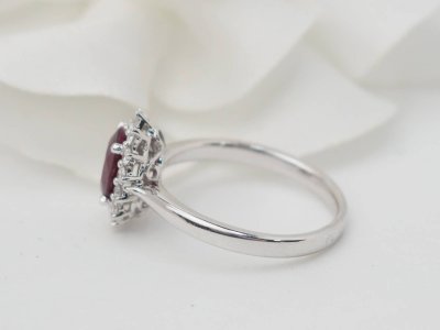 Ring aus Weißgold, Rubin 0,95ct und Diamanten