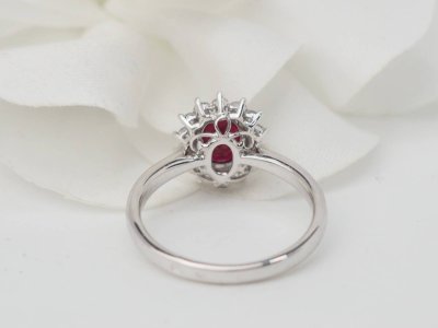 Ring aus Weißgold, Rubin 0,95ct und Diamanten