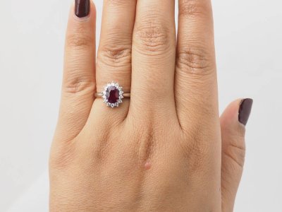 Ring aus Weißgold, Rubin 0,95ct und Diamanten
