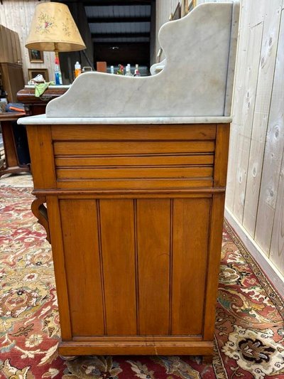 Meuble de toilette en noyer et marbre de carrare