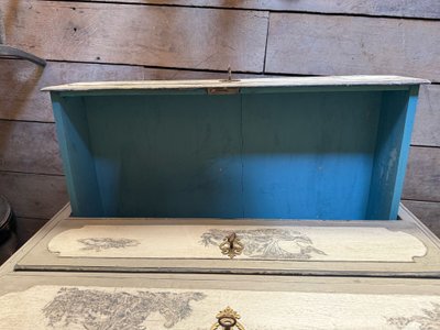 Commode Louis XIV datant de la fin du 18e siècles belle patine et aux motifs toile de Jouy 
