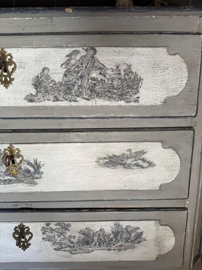 Commode Louis XIV datant de la fin du 18e siècles belle patine et aux motifs toile de Jouy 