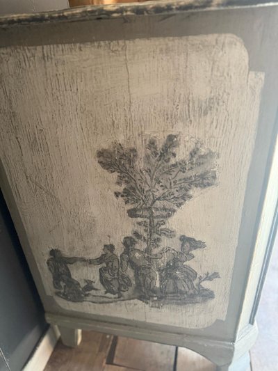 Commode Louis XIV datant de la fin du 18e siècles belle patine et aux motifs toile de Jouy 