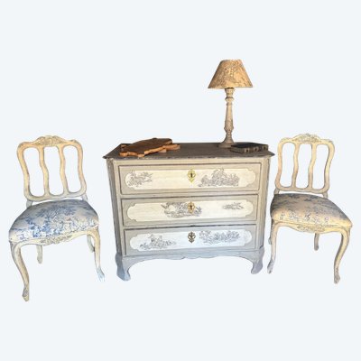 Commode Louis XIV datant de la fin du 18e siècles belle patine et aux motifs toile de Jouy 