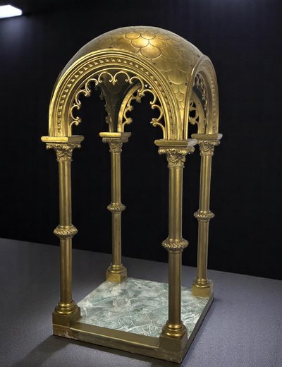 GRAND DÔME DU XIXe EN BRONZE DORÉ REPOSANT SUR 4 COLONNES CORINTHIENNES