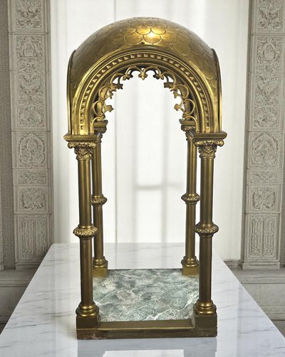 GRAND DÔME DU XIXe EN BRONZE DORÉ REPOSANT SUR 4 COLONNES CORINTHIENNES