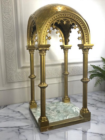 GRAND DÔME DU XIXe EN BRONZE DORÉ REPOSANT SUR 4 COLONNES CORINTHIENNES