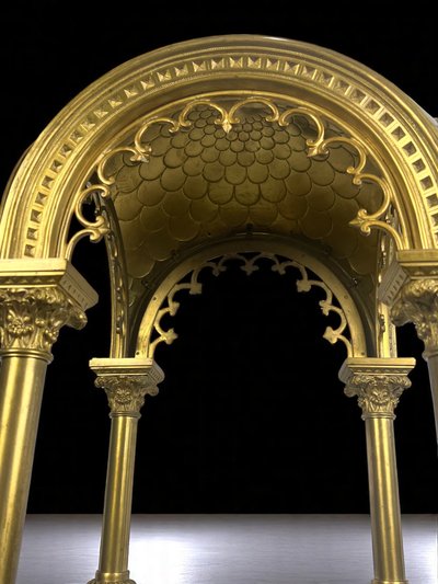 GRAND DÔME DU XIXe EN BRONZE DORÉ REPOSANT SUR 4 COLONNES CORINTHIENNES