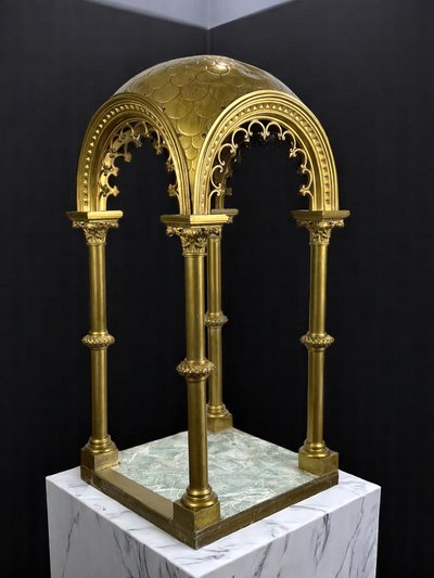 GRAND DÔME DU XIXe EN BRONZE DORÉ REPOSANT SUR 4 COLONNES CORINTHIENNES