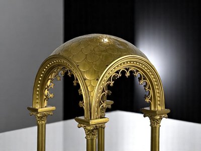 GRAND DÔME DU XIXe EN BRONZE DORÉ REPOSANT SUR 4 COLONNES CORINTHIENNES