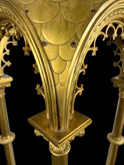 GRAND DÔME DU XIXe EN BRONZE DORÉ REPOSANT SUR 4 COLONNES CORINTHIENNES