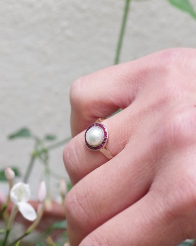 Anello Art Déco con perla e rubino con alone in oro 18 carati e platino, anello bersaglio, rubini sintetici calibrati