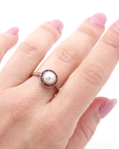 Anello Art Déco con perla e rubino con alone in oro 18 carati e platino, anello bersaglio, rubini sintetici calibrati