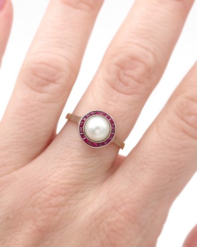 Anello Art Déco con perla e rubino con alone in oro 18 carati e platino, anello bersaglio, rubini sintetici calibrati