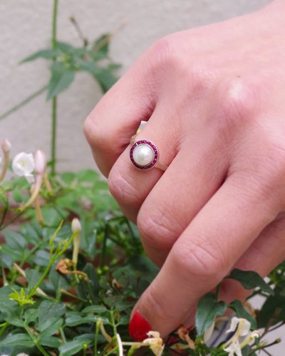 Anello Art Déco con perla e rubino con alone in oro 18 carati e platino, anello bersaglio, rubini sintetici calibrati