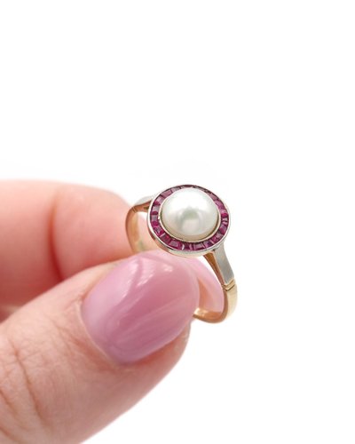 Anello Art Déco con perla e rubino con alone in oro 18 carati e platino, anello bersaglio, rubini sintetici calibrati