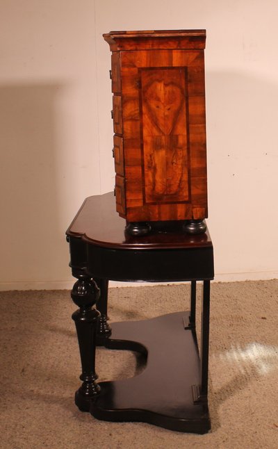 Mobiletto tedesco in noce - XVIII secolo