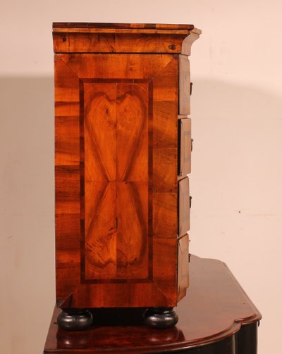 Mobiletto tedesco in noce - XVIII secolo