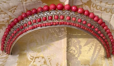 TIARA DEL PERIODO DEL RESTAURO, vermeil e corallo sfaccettato. XIX secolo. Tiara in corallo e vermeil.