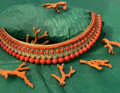 TIARA DEL PERIODO DEL RESTAURO, vermeil e corallo sfaccettato. XIX secolo. Tiara in corallo e vermeil.