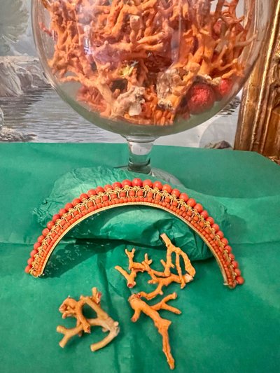 TIARA DEL PERIODO DEL RESTAURO, vermeil e corallo sfaccettato. XIX secolo. Tiara in corallo e vermeil.